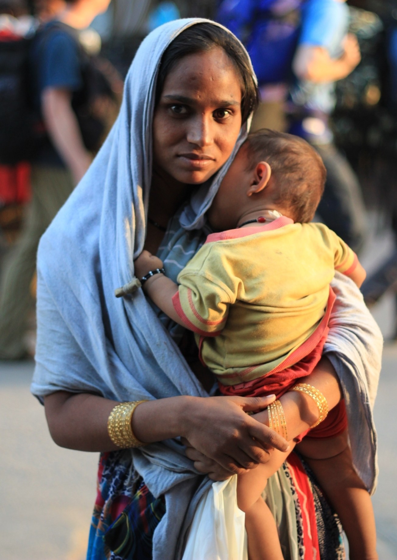 Pretty mother Indian con artist