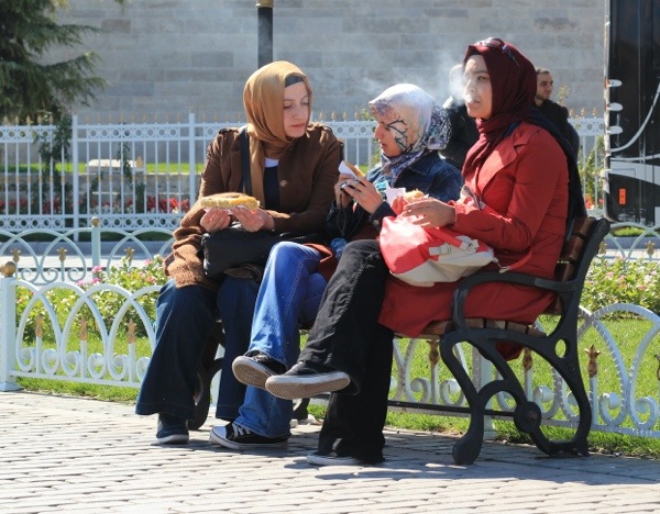 muslim girl smoking istanbul