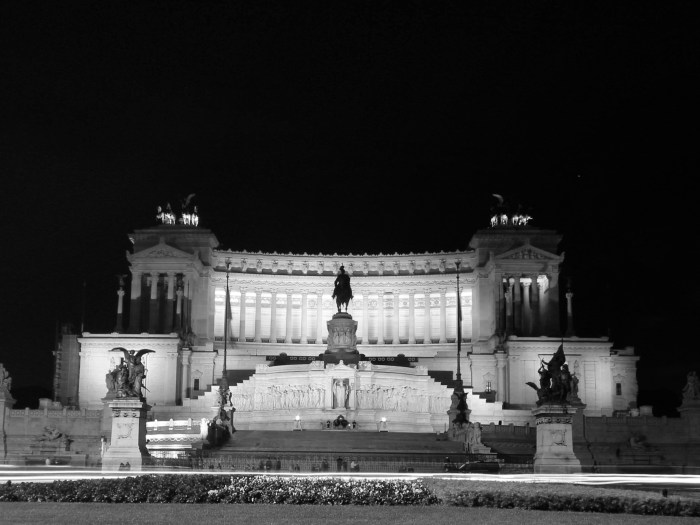 Il Vittoriano at night.