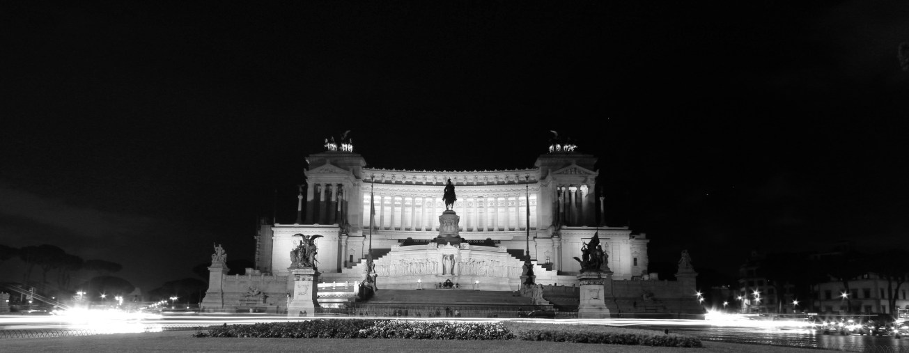 Il Vittoriano at night.