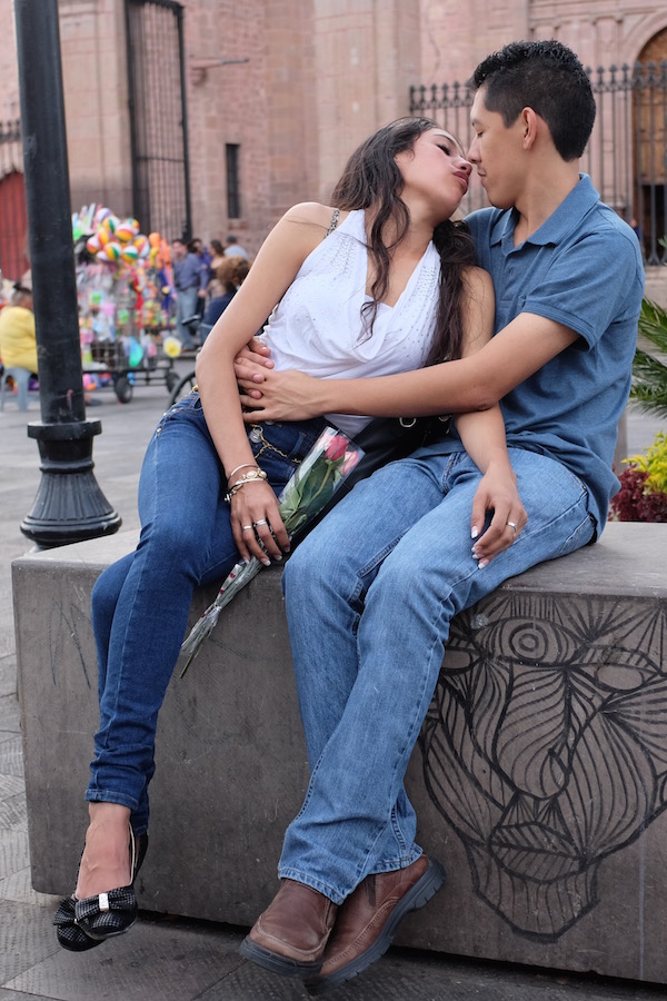 Kissing couple in Mexico