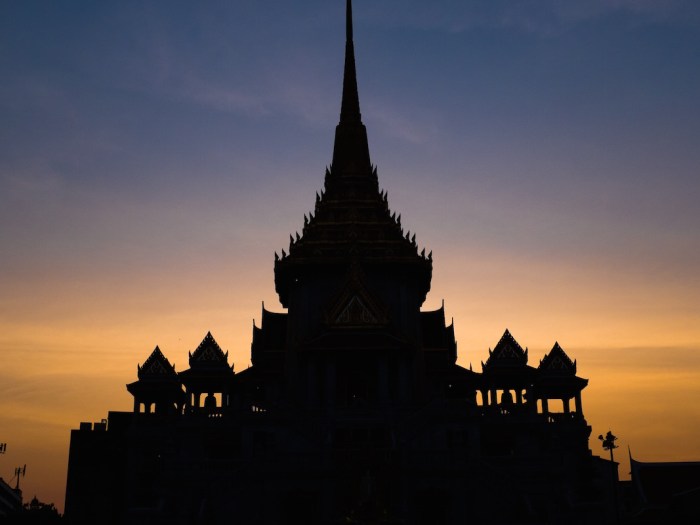 Wat Traimit at sunset.