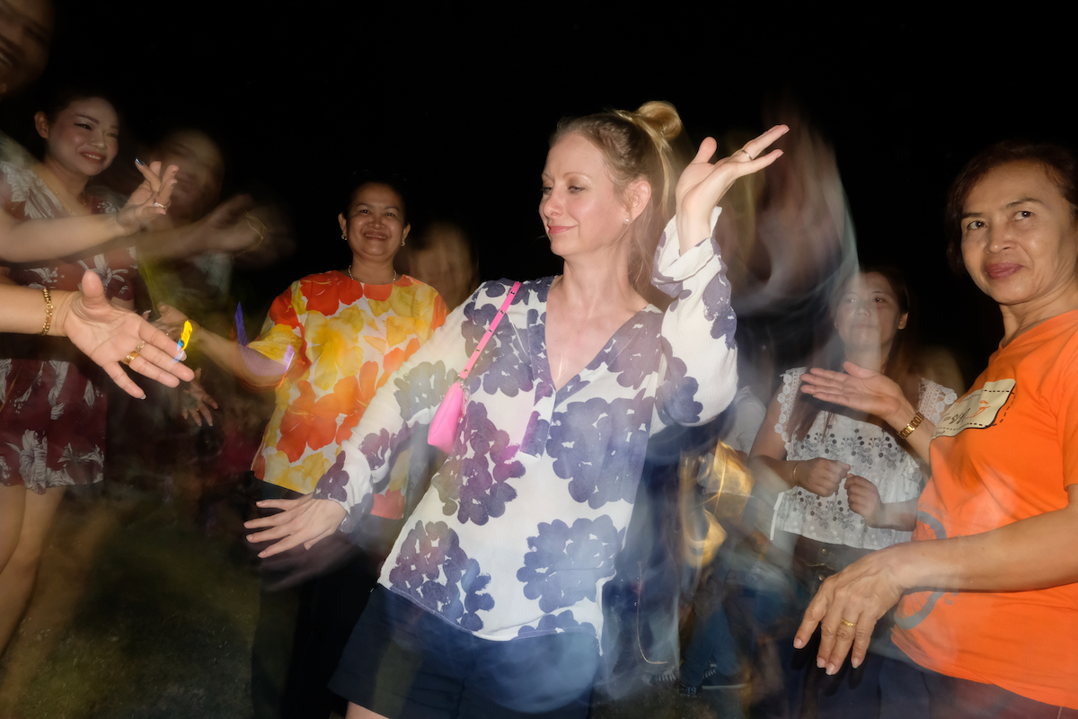 Isaan Farang Dancing