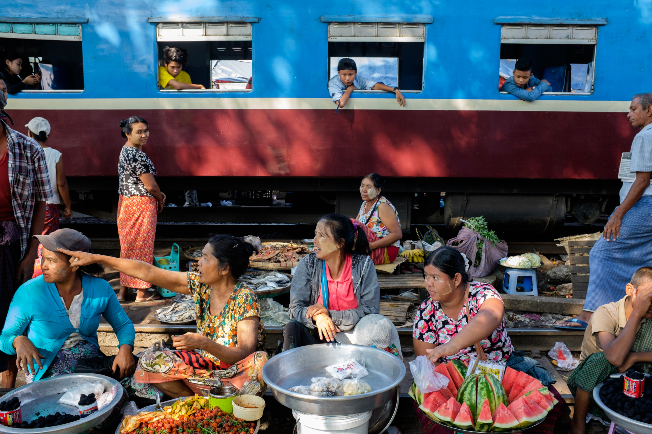 yangon-street-photography Train market